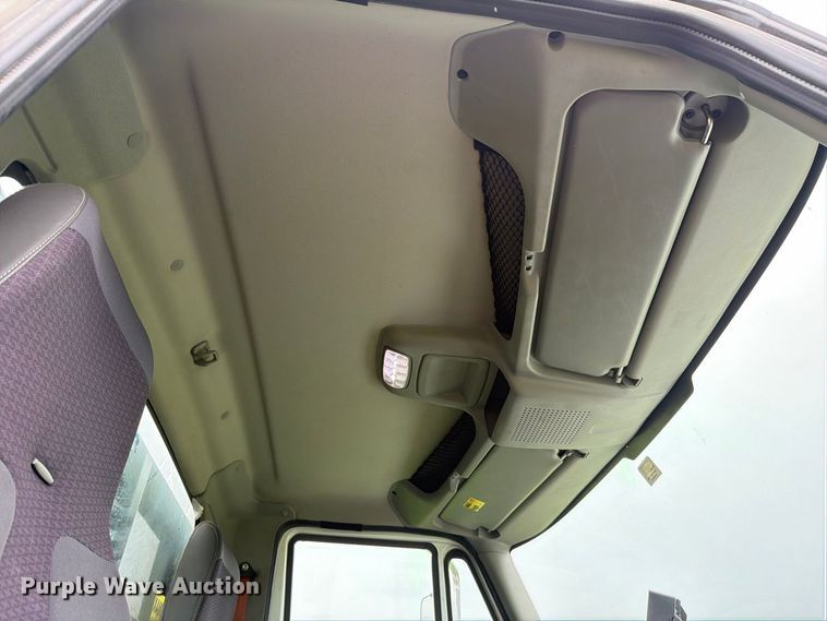 image for item FH6421 2016 International 4400 flatbed truck