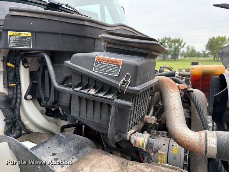 image for item FH6421 2016 International 4400 flatbed truck