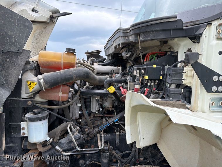 image for item FH6421 2016 International 4400 flatbed truck