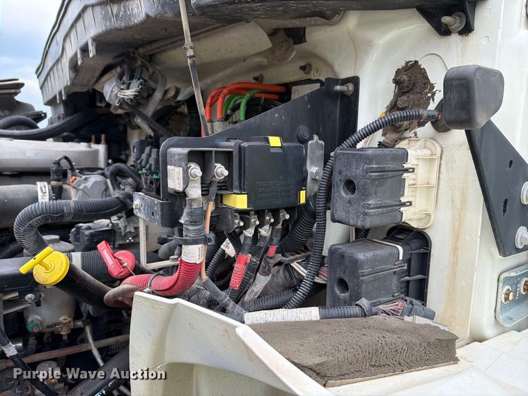 image for item FH6421 2016 International 4400 flatbed truck