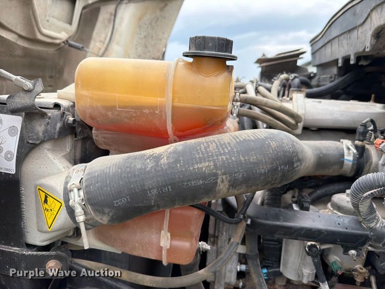 image for item FH6421 2016 International 4400 flatbed truck