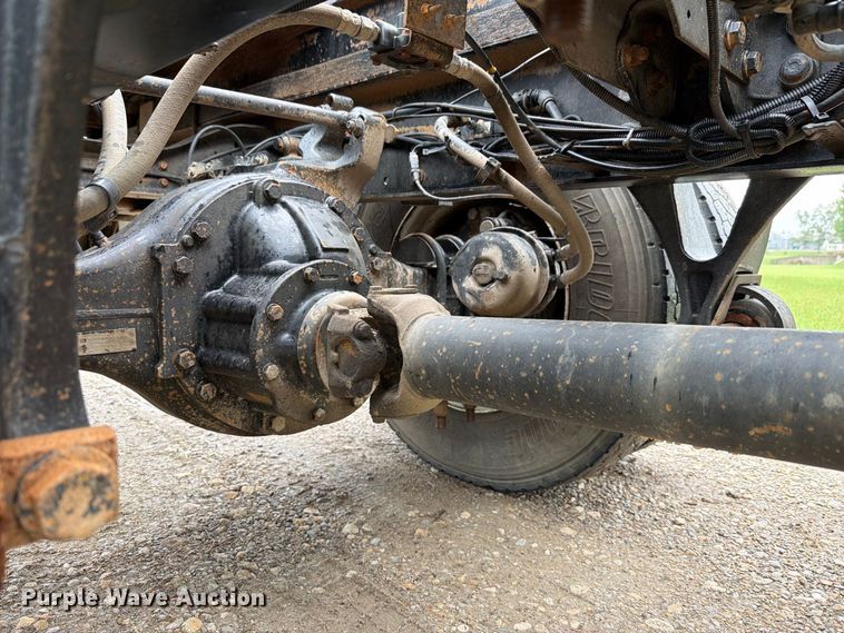 image for item FH6421 2016 International 4400 flatbed truck