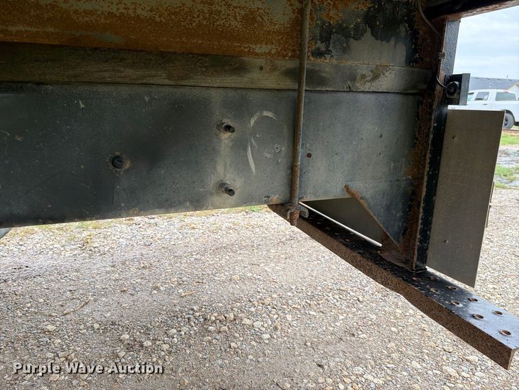 image for item FH6421 2016 International 4400 flatbed truck