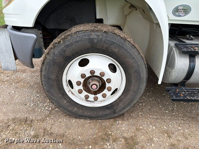 image for item FH6421 2016 International 4400 flatbed truck
