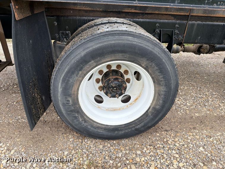 image for item FH6421 2016 International 4400 flatbed truck