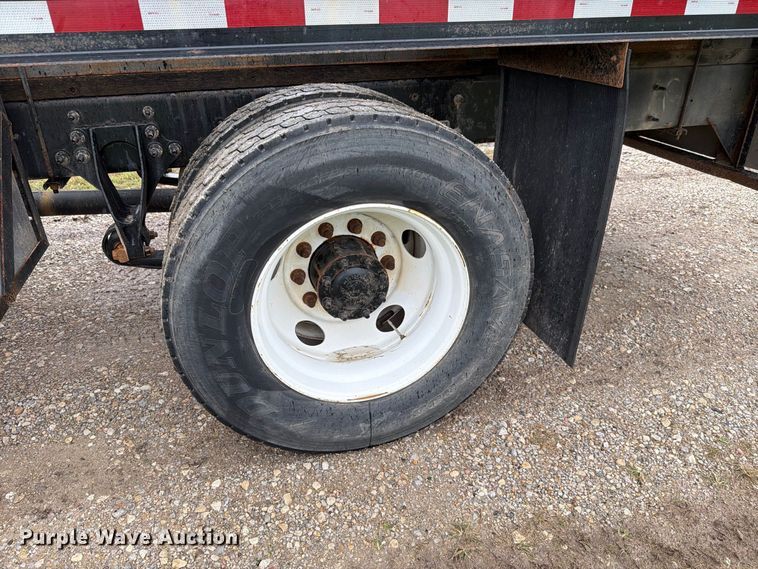 image for item FH6421 2016 International 4400 flatbed truck