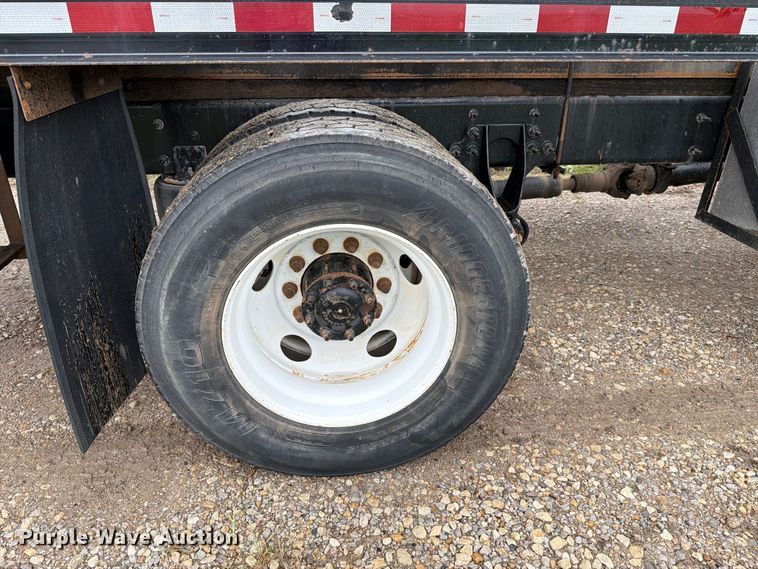 image for item FH6421 2016 International 4400 flatbed truck