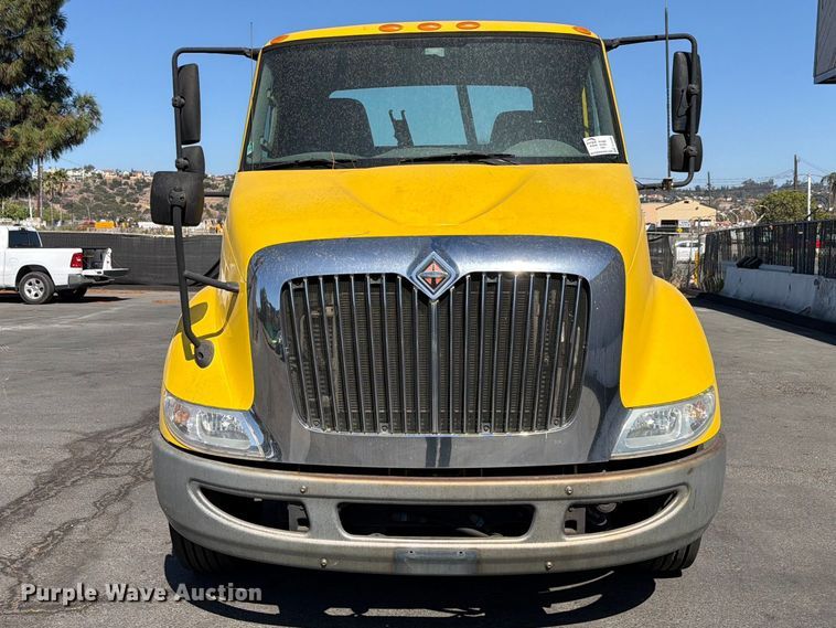 image for item FI2030 2016 International RF027 semi truck