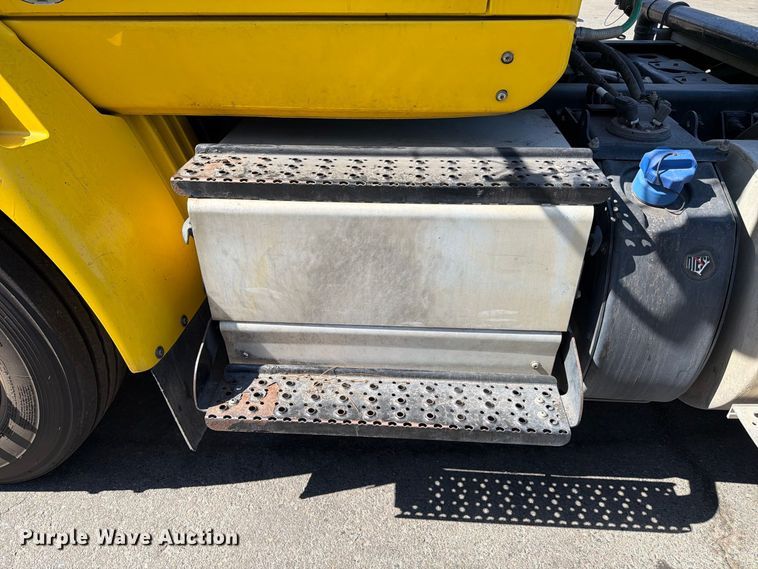 image for item FI2030 2016 International RF027 semi truck