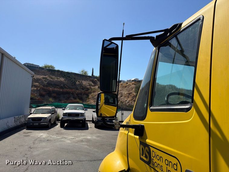 image for item FI2030 2016 International RF027 semi truck