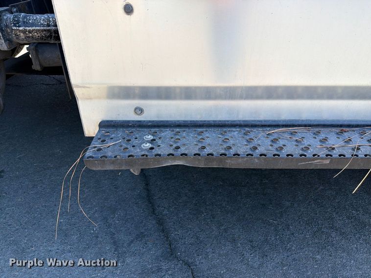 image for item FI2030 2016 International RF027 semi truck
