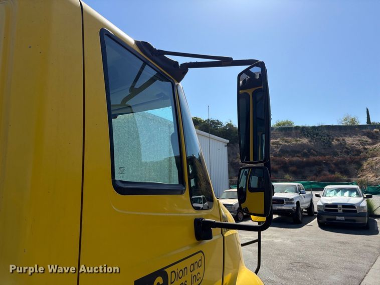 image for item FI2030 2016 International RF027 semi truck
