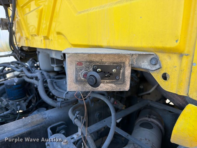 image for item FI2030 2016 International RF027 semi truck