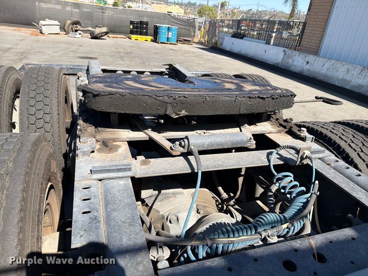 image for item FI2030 2016 International RF027 semi truck