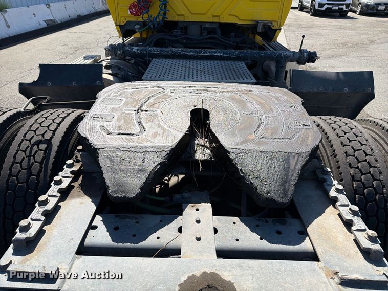 image for item FI2030 2016 International RF027 semi truck