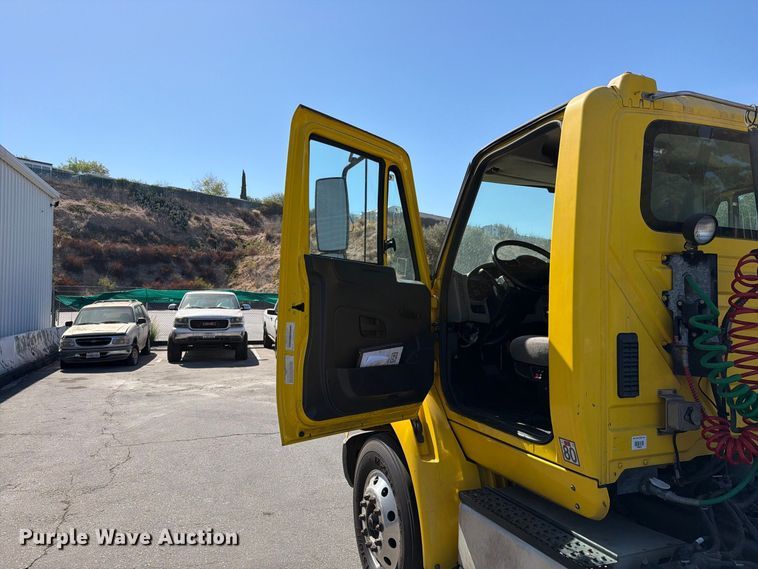 image for item FI2030 2016 International RF027 semi truck