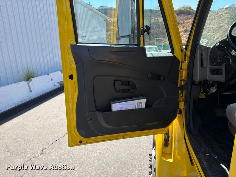 image for item FI2030 2016 International RF027 semi truck