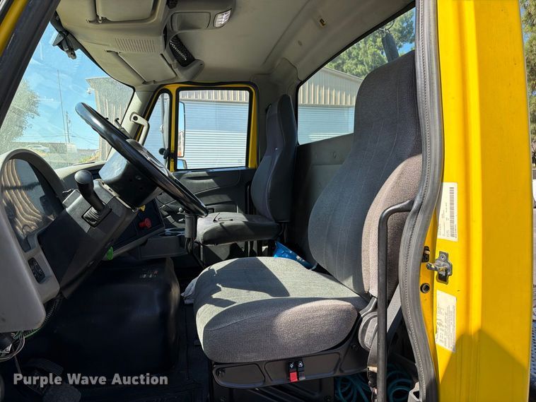 image for item FI2030 2016 International RF027 semi truck