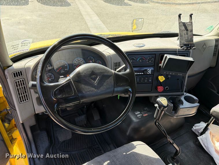 image for item FI2030 2016 International RF027 semi truck