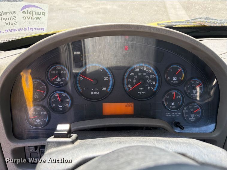image for item FI2030 2016 International RF027 semi truck