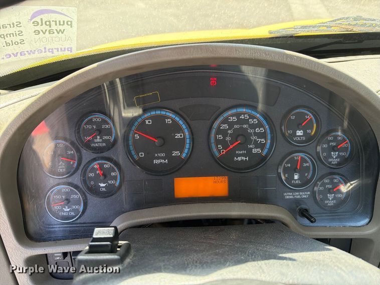 image for item FI2030 2016 International RF027 semi truck