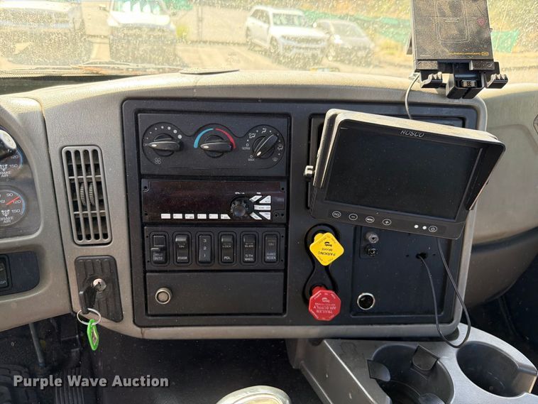 image for item FI2030 2016 International RF027 semi truck