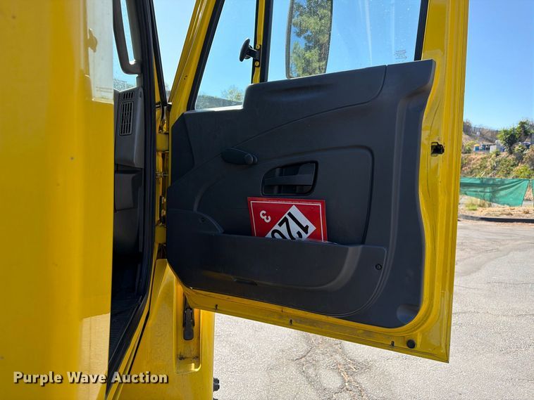image for item FI2030 2016 International RF027 semi truck