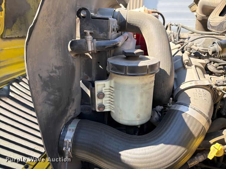 image for item FI2030 2016 International RF027 semi truck