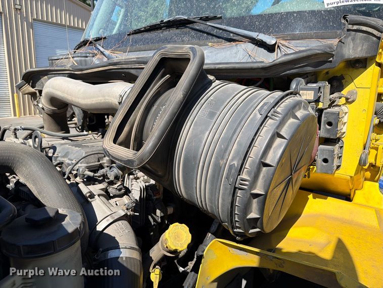 image for item FI2030 2016 International RF027 semi truck