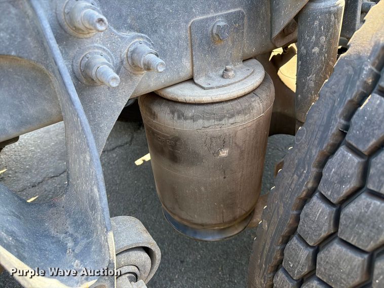 image for item FI2030 2016 International RF027 semi truck