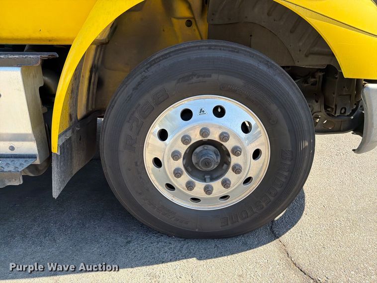 image for item FI2030 2016 International RF027 semi truck