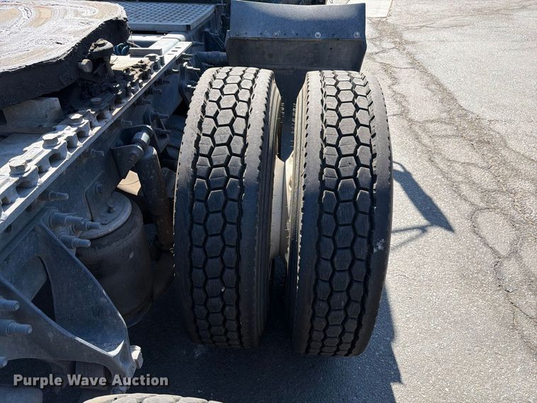image for item FI2030 2016 International RF027 semi truck