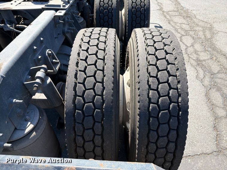 image for item FI2030 2016 International RF027 semi truck