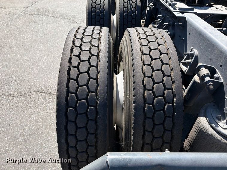 image for item FI2030 2016 International RF027 semi truck