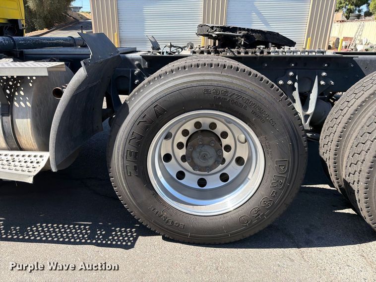 image for item FI2030 2016 International RF027 semi truck