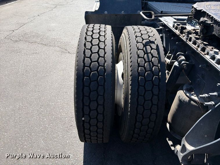image for item FI2030 2016 International RF027 semi truck