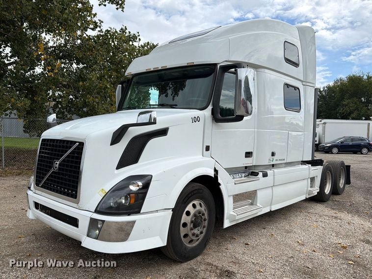 2013 Volvo VNL semi truck