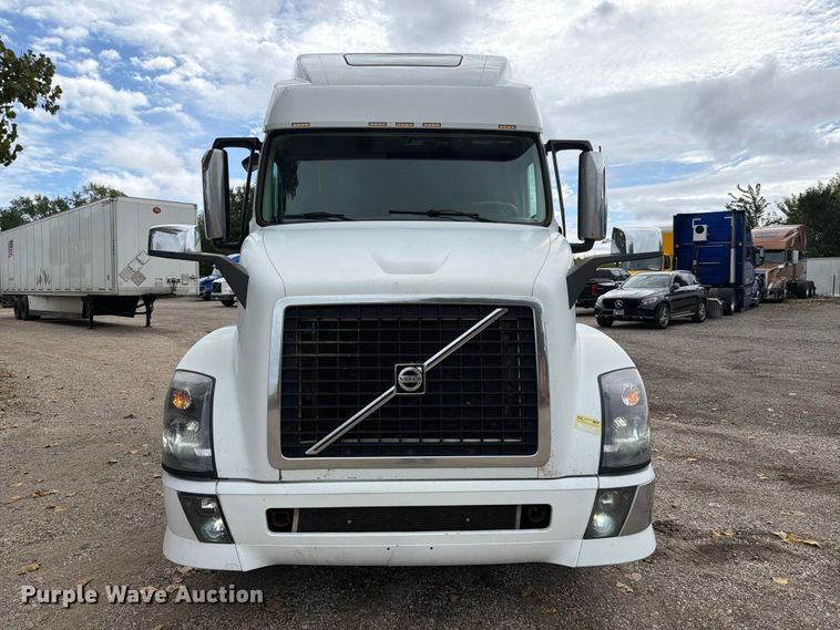 image for item FJ2004 2013 Volvo VNL semi truck