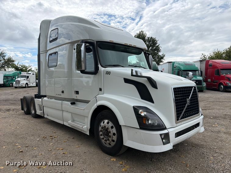 image for item FJ2004 2013 Volvo VNL semi truck