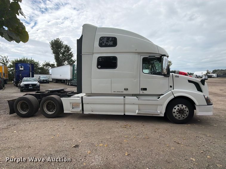 image for item FJ2004 2013 Volvo VNL semi truck