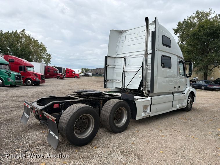 image for item FJ2004 2013 Volvo VNL semi truck