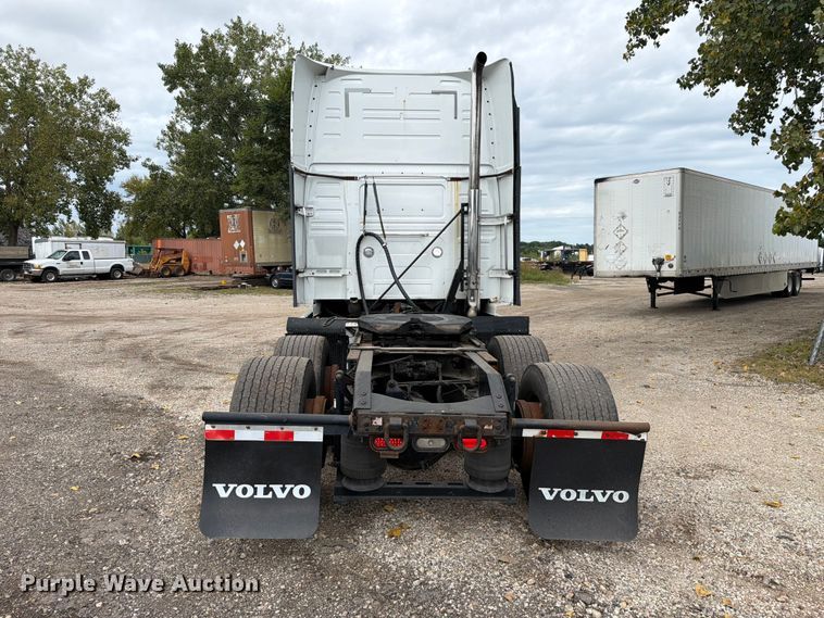 image for item FJ2004 2013 Volvo VNL semi truck
