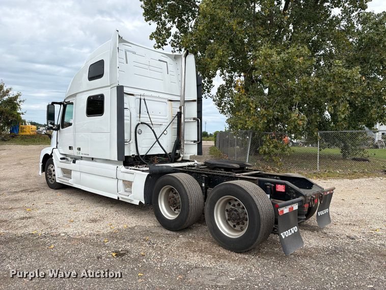 image for item FJ2004 2013 Volvo VNL semi truck
