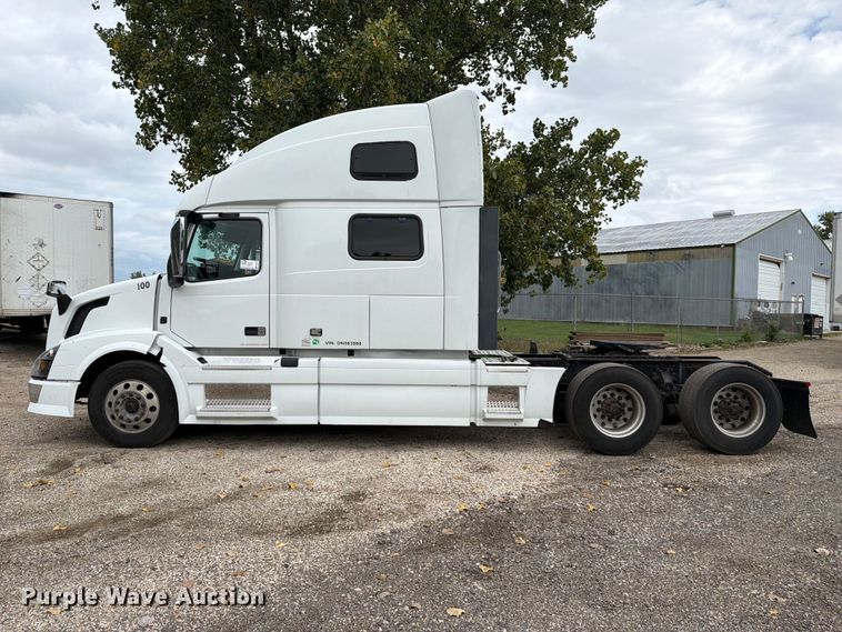 image for item FJ2004 2013 Volvo VNL semi truck