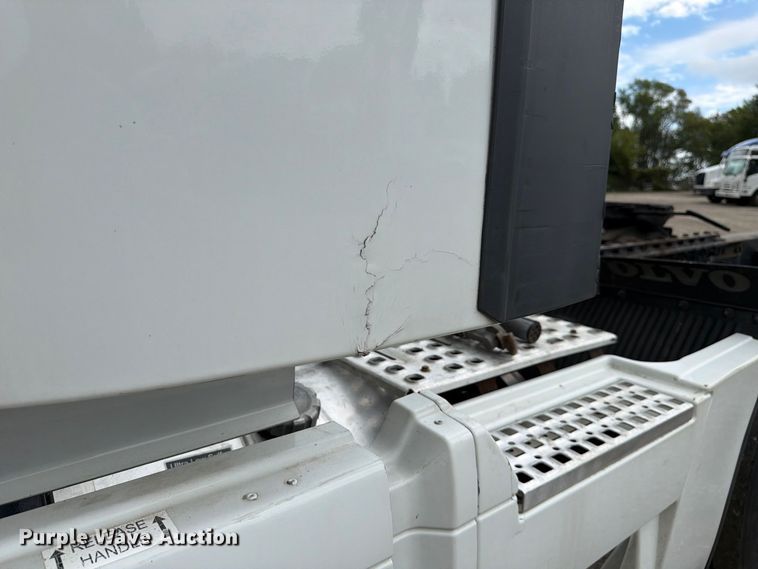 image for item FJ2004 2013 Volvo VNL semi truck