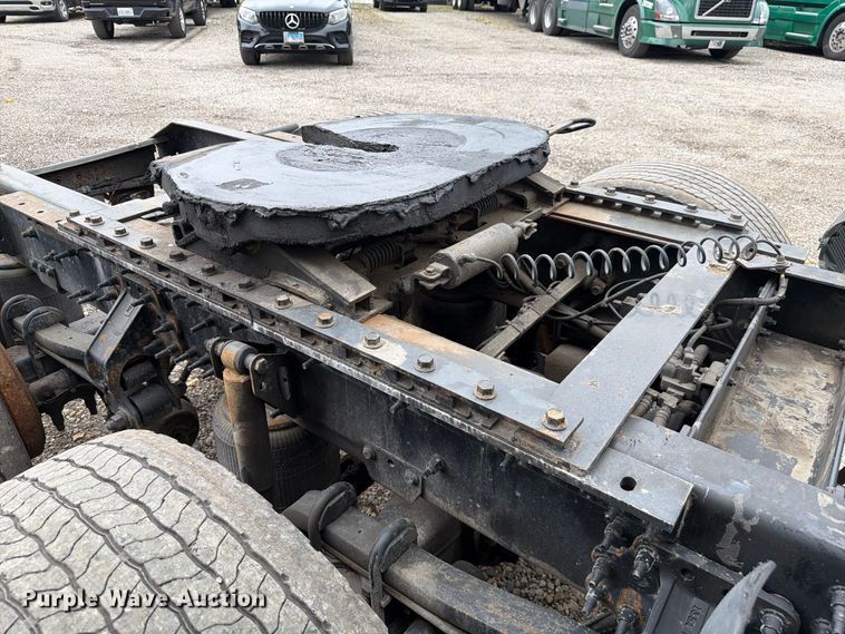 image for item FJ2004 2013 Volvo VNL semi truck