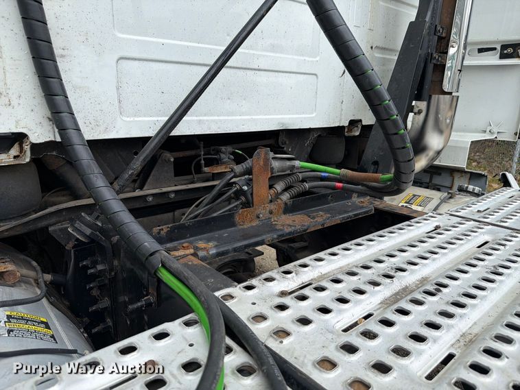 image for item FJ2004 2013 Volvo VNL semi truck