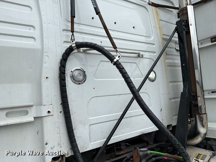 image for item FJ2004 2013 Volvo VNL semi truck