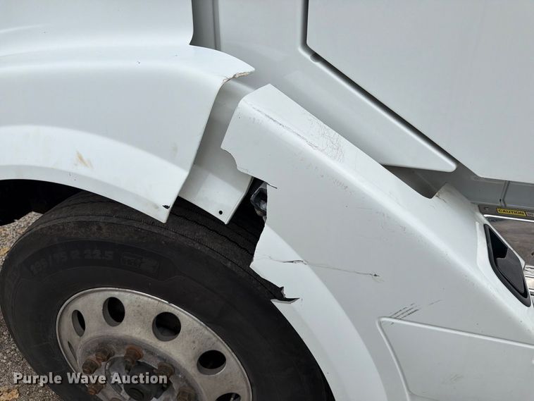 image for item FJ2004 2013 Volvo VNL semi truck