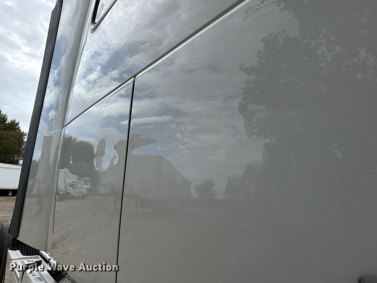 image for item FJ2004 2013 Volvo VNL semi truck